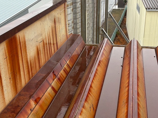 酷く錆びた屋根写真